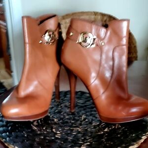 Super sexy Michael Kors Wyatt leather boots size 8